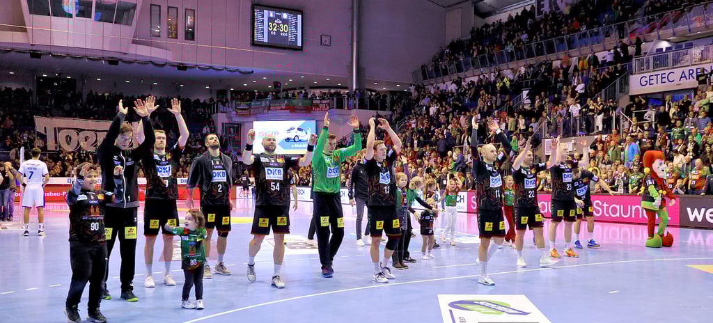 Die SCM-Handballer bejubeln hier mit ihren Kindern das hart erkämpfte 32:30 gegen Gummersbach.