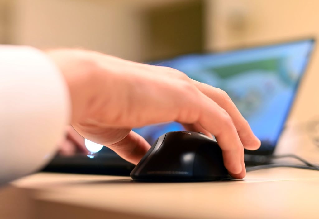 Seit August 2023 ist es Anbietern von sehr großen Online-Plattformen verboten, menschliche Verhaltens- oder Wahrnehmungsmuster durch Designtricks auszunutzen - beispielsweise über die Farbgestaltung von Buttons oder lange Klickwege.