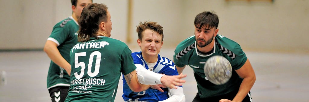 Paul Eric Steffen (Mitte) und seine Mitspieler der TSG Calbe trafen immer wieder die falschen Entscheidungen in den wichtigen Momenten und mussten sich gegen Halle II mit einem Zähler begnügen.