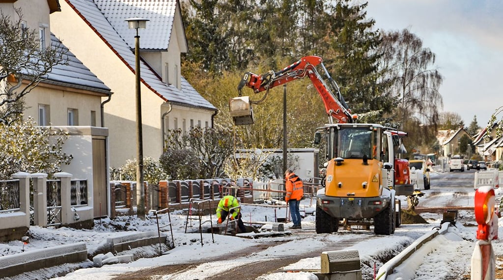 Erst nach dem Setzen der Borde fiel Anwohnern der Eugenie-Schildt-Straße auf, dass der Gehweg künftig nicht mehr zum Parken bereitsteht.