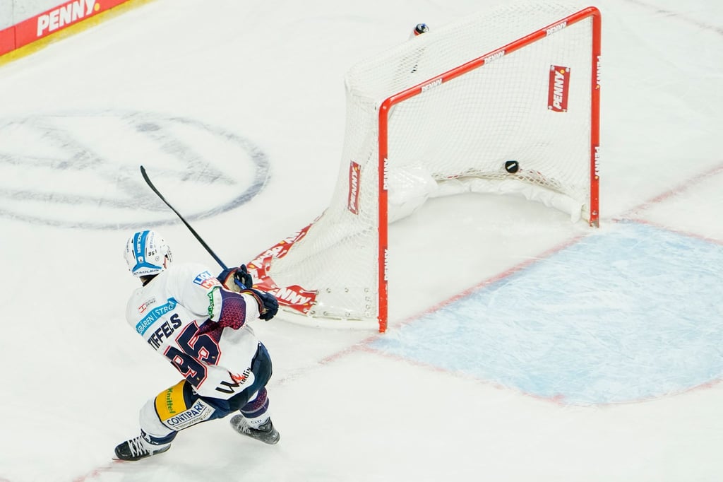 Berlins Frederik Tiffels schiesst das Tor zum 1:3.
