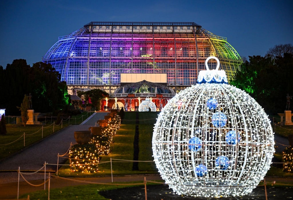 Weihnachtliche Stimmung in Berlin-Dahlem: Als „Christmas Garden“ wird auch der Botanische Garten mit zahlreichen Lichtern und Lichtinstallationen geschmückt.