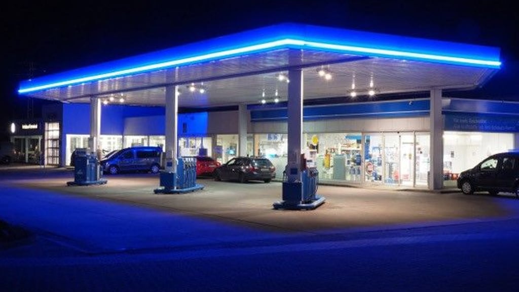 Die Aral-Tankstelle in Osterwieck und das damit baulich verbundene Autohaus Osterwieck (links hinten) wurden am Abend des ersten Advents - Sonntag, 3. Dezember - überfallen und ausgeraubt.