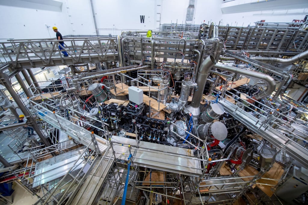 Blick auf den Forschungsreaktor „Wendelstein 7-X“ im Max-Planck-Institut für Plasmaphysik.