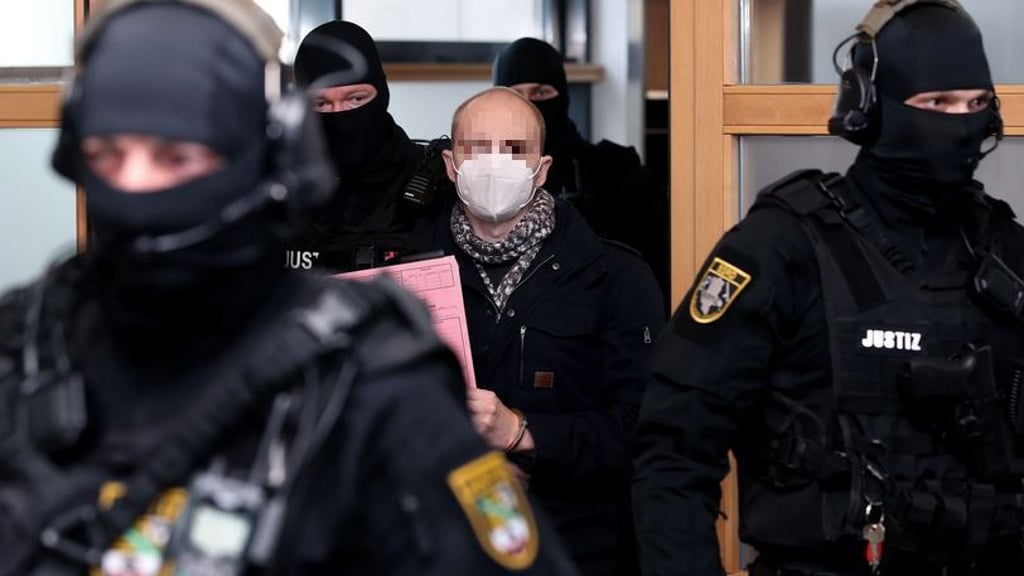 Die Ermittlungen der Generalstaatsanwaltschaft Naumburg sind seit Mitte 2023 abgeschlossen. Das Ergebnis: Halle-Attentäter Stephan B. wird erneut angeklagt. Der Prozess beginnt Ende Januar 2024.