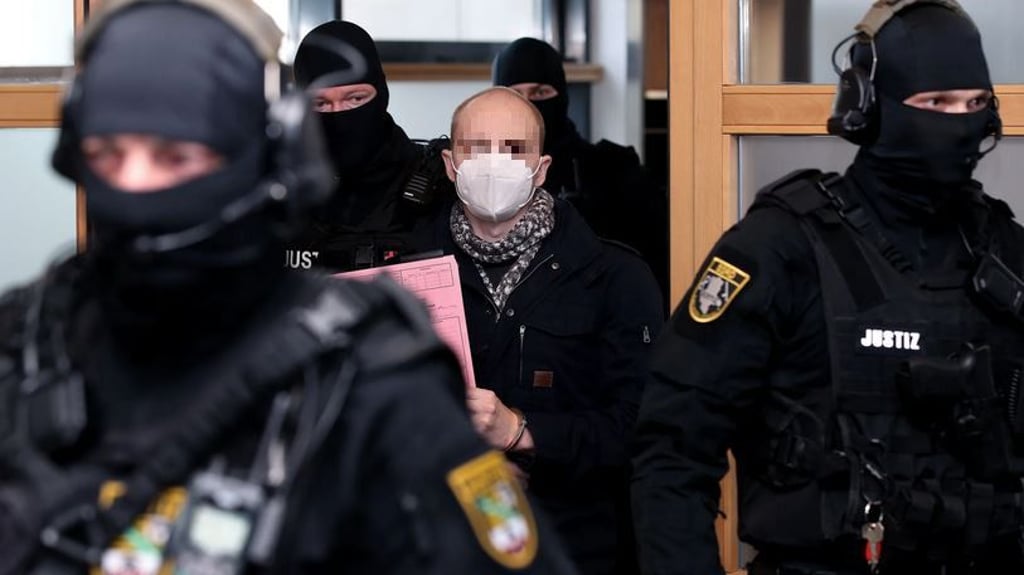 Die Ermittlungen der Generalstaatsanwaltschaft Naumburg sind seit Mitte 2023 abgeschlossen. Das Ergebnis: Halle-Attentäter Stephan B. wird erneut angeklagt. Der Prozess beginnt Ende Januar 2024.