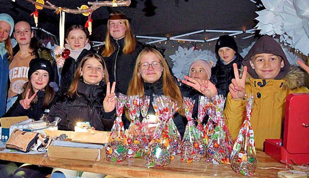 Die Klasse 7a bot weihnachtliche Basteleien und Leckereien an.