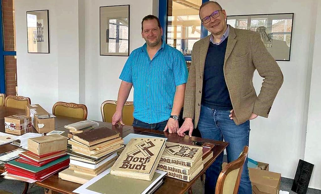 Raimo Bunde (links) aus Hohenerxleben füllt die Bestände des Landesarchivs in Dessau, hier bei Abteilungsleiter Dr. Kinne.