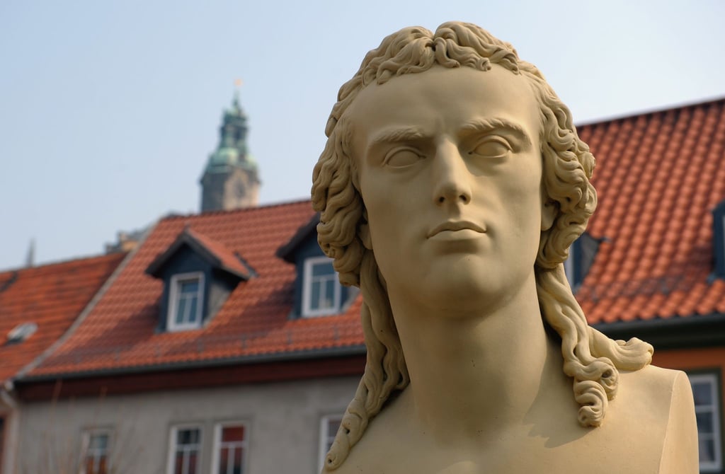 Schiller-Büste vor dem Museum: Seine Zeit in Rudolstadt war kurz, aber prägend für ihn.