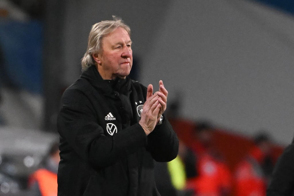 Interims-Trainer Horst Hrubesch will mit der deutschen Frauennationalmannschaft gegen Dänemark siegen.