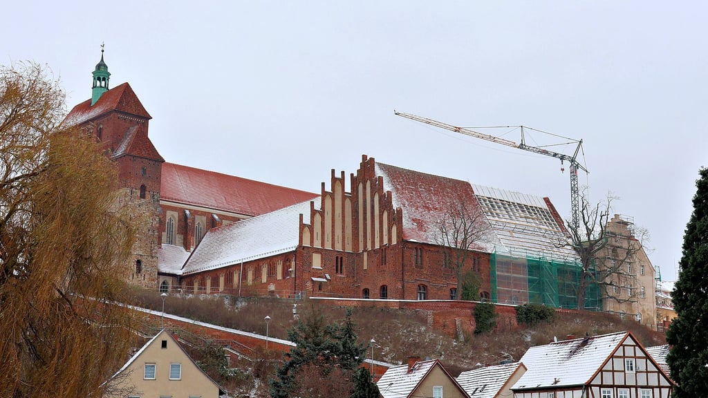 Ein Teil der Dächer an Dom und Kloster in Havelberg wurde schon erneuert, der Südflügel ist jetzt Baustelle.
