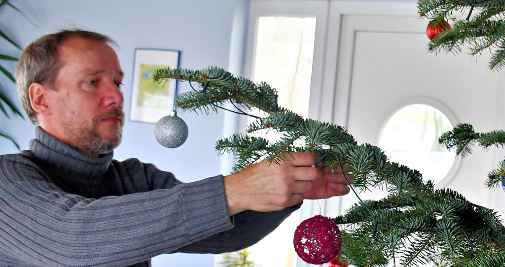 Mirko Schramm hat nicht nur, wie hier beim Schmücken der Festtanne in der Gaststätte Seglerheim, die vorweihnachtliche Zeit, sondern auch italienische Küche im Blick.