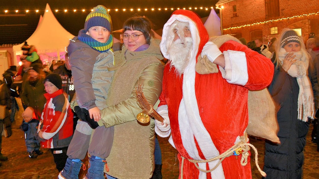 Weihnachtsmann Ronny Worm hatte in Boock (Kreis Stendal) alle Hände voll zu tun und beschenkte auch den kleinen Milan Neubauer.