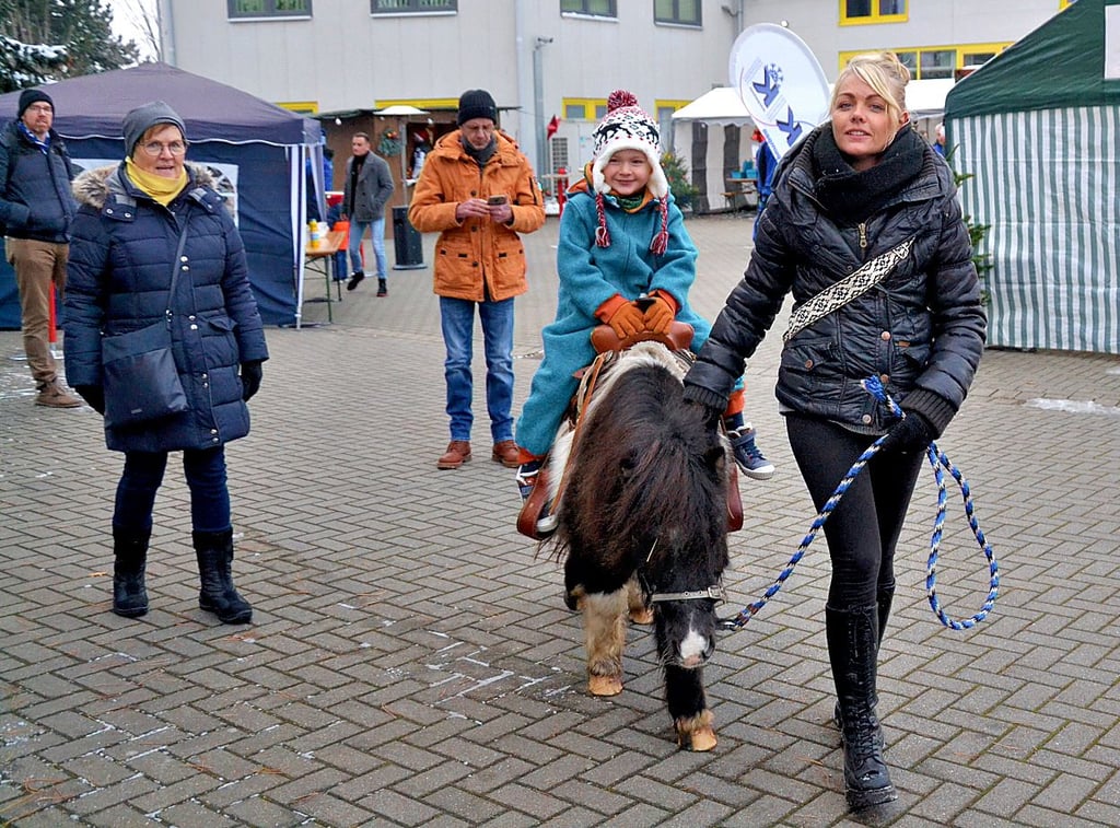 Gleich als erster dreht der vierjährige Oskar auf dem Pony eine Runde über das Werksgelände im Gewerbegebiet Sülzetal/Osterweddingen.