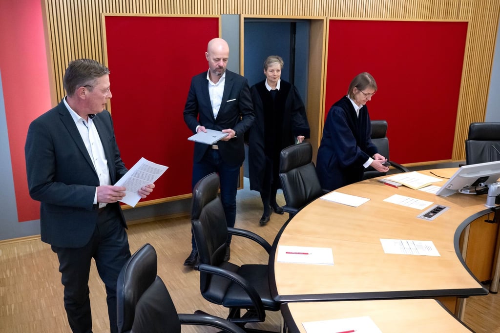 Meike Jörgensen (r) Präsidentin des Verwaltungsgerichts Bremen, und weitere Mitglieder vom Wahlprüfungsgericht, kommen zum Prozessbeginn in den Gerichtssaal vom Verwaltungsgericht Bremen im Justizzentrum am Wall.