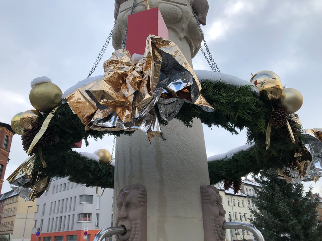 Der Märchenbrunnen in der Weißenfelser Neustadt ist zwar weihnachtlich geschmückt. Der geplante Adventsmarkt dort ist aber nun kurzfristig abgesagt worden.