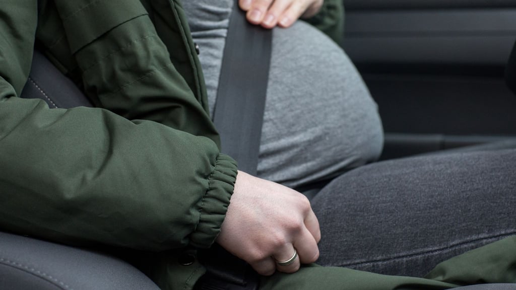 Während der Schwangerschaft ist der herkömmliche Dreipunktgurt im Auto die sicherste Wahl - vorausgesetzt, er ist korrekt angelegt.