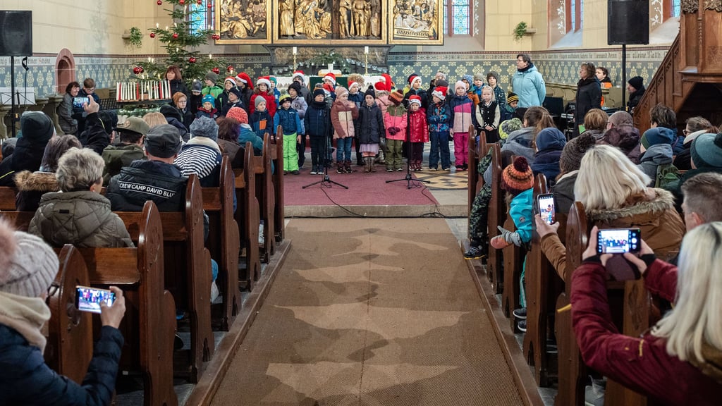 Die Besucher in der Stadtkirche Prettin verfolgen das Programm der Drittklässler und Vorschüler der örtlichen Grundschule sowie Kindertagesstätte.