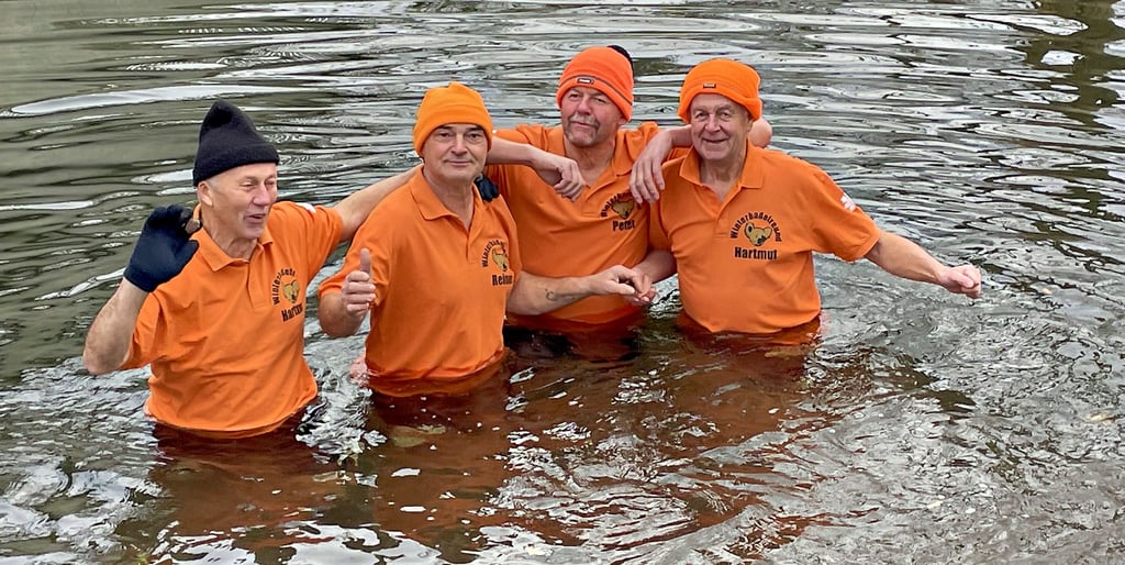Die Kader Koalas beim Anbaden im Roßdorfer Altkanal. Im Bild (v.l.) Hartmut Gibtner, Reiner Besing, Peter Pietsch und Hartmut Nothe.