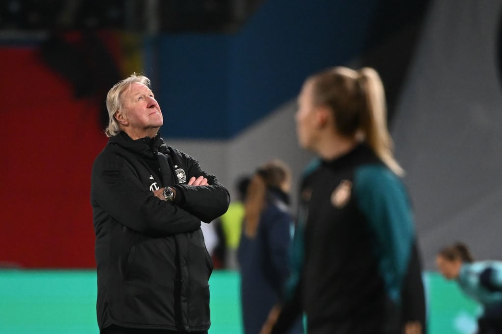 Interims-Trainer der deutschen Frauennationalmannschaft Horst Hrubesch hat gemischte Gefühle zu der UEFA-Reform.