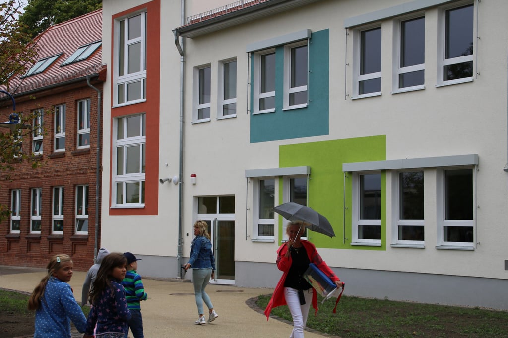 Auf der Rück- und Stirnseite des Anbaus der Grundschule Möser werden die Außensportanlagen entstehen. Sie gehören zu einer Neugestaltung des kompletten Außengeländes in mehreren Abschnitten.