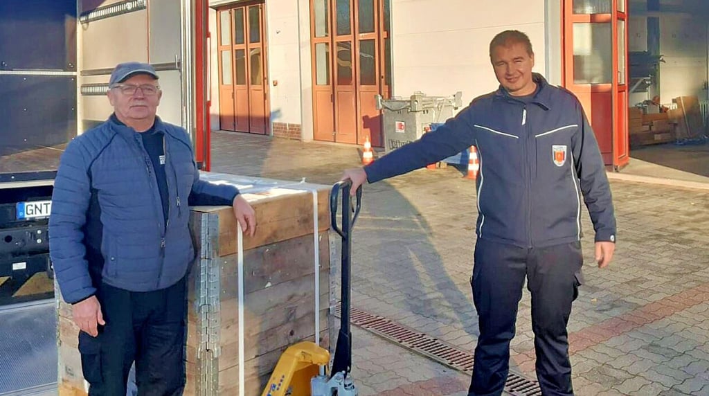 Die Genthiner Feuerwehrmänner Frank Schlotter (links) und Dirk Röber bei der Übergabe der Spende in der Feuerwache Falkensee.