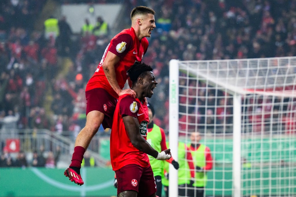 Der FCK um Torschütze Ragnar Ache (r) setzte sich gegen Nürnberg durch.