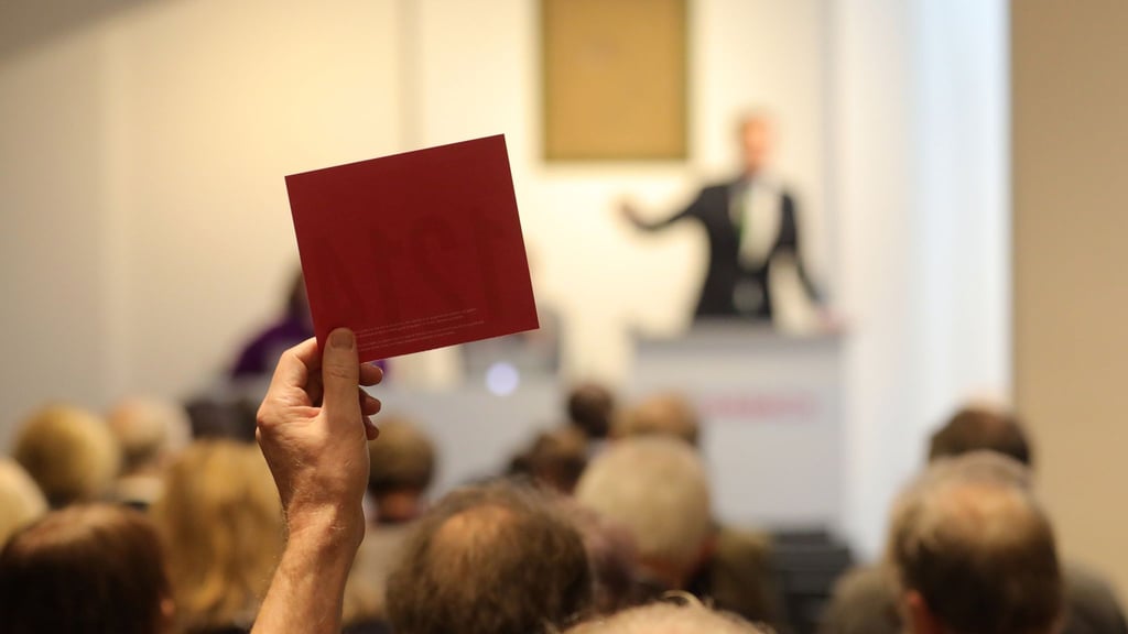 Sie wollen bei einer Auktion mitbieten? Dann müssen Sie das sogenannte Paddel heben. Aber Vorsicht: Die Umgebung einer Versteigerung verleitet dazu, mehr auszugeben, als Sie eigentlich wollten.