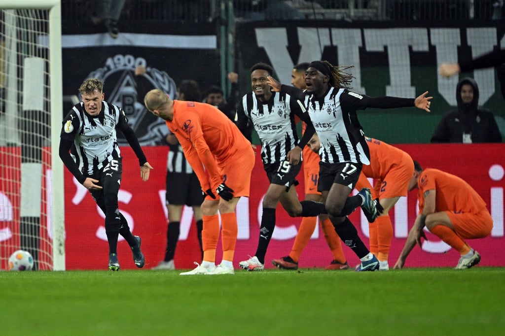 Manu Koné (r) traf spät zum Gladbacher Sieg.