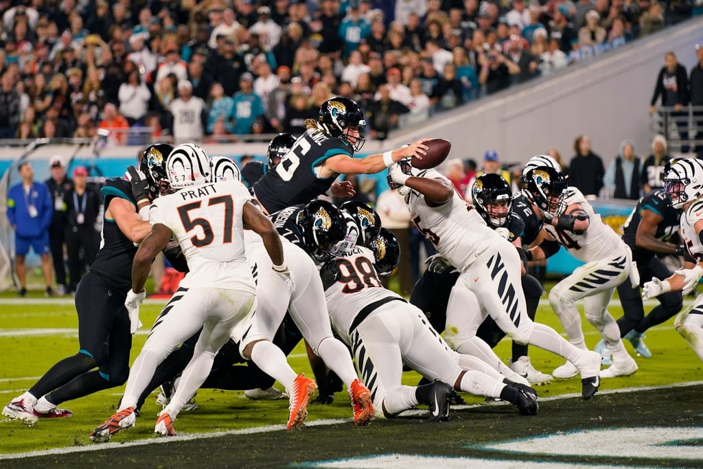 Jacksonville Jaguars-Quarterback Trevor Lawrence erzielt einen Touchdown.