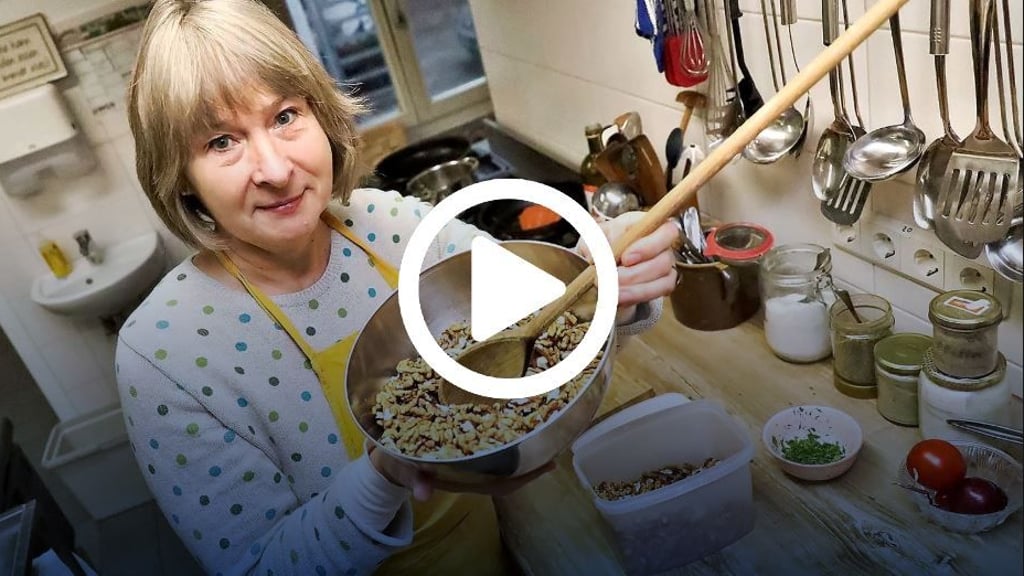 In den Nussbraten von Karin Spiegel kommen, wie der Name schon sagt, jede Menge verschiedene Nüsse und Kerne hinein.