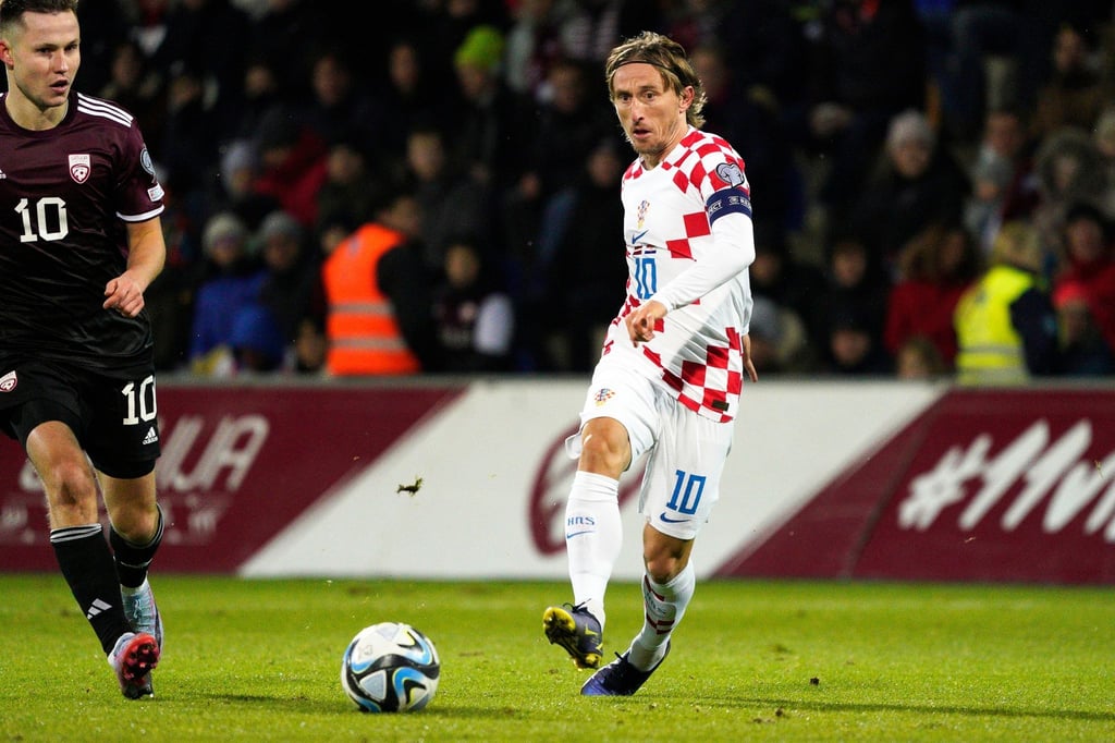 Kroatiens Luka Modric (r) in Aktion.