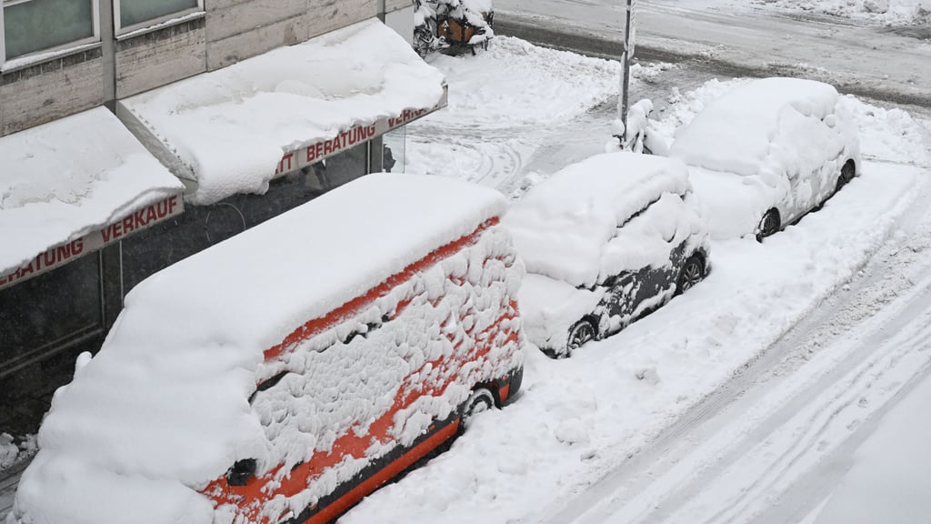 In Bayern ist ein Mann mit dem Firmenwagen im Schnee stecken geblieben. Vor allem in Bayern herrscht derzeit ein Schneechaos.