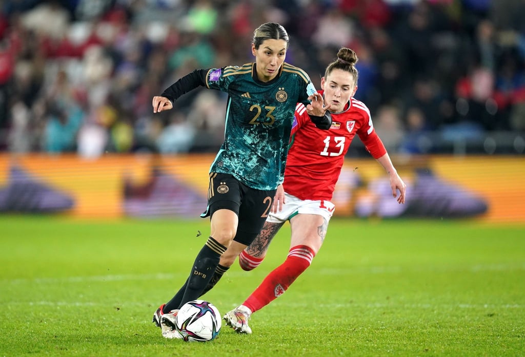 Sara Doorsoun (l) wird von der Waliserin Rachel Rowe verfolgt.