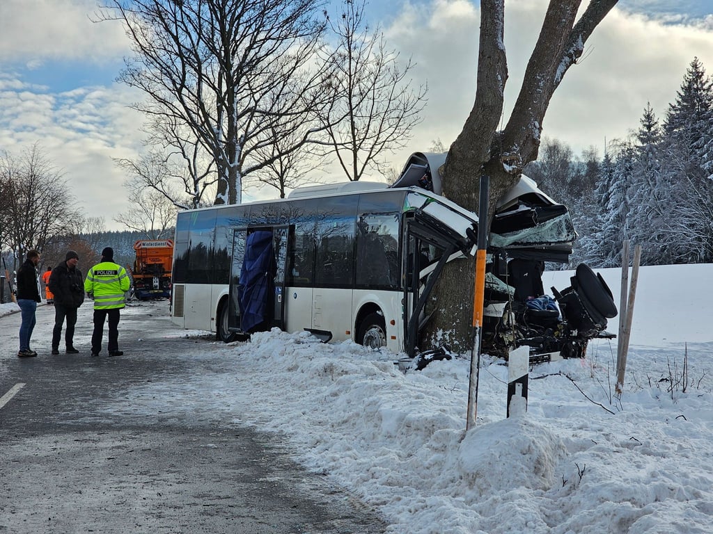 Einsatzkräfte stehen an der Unfallstelle.