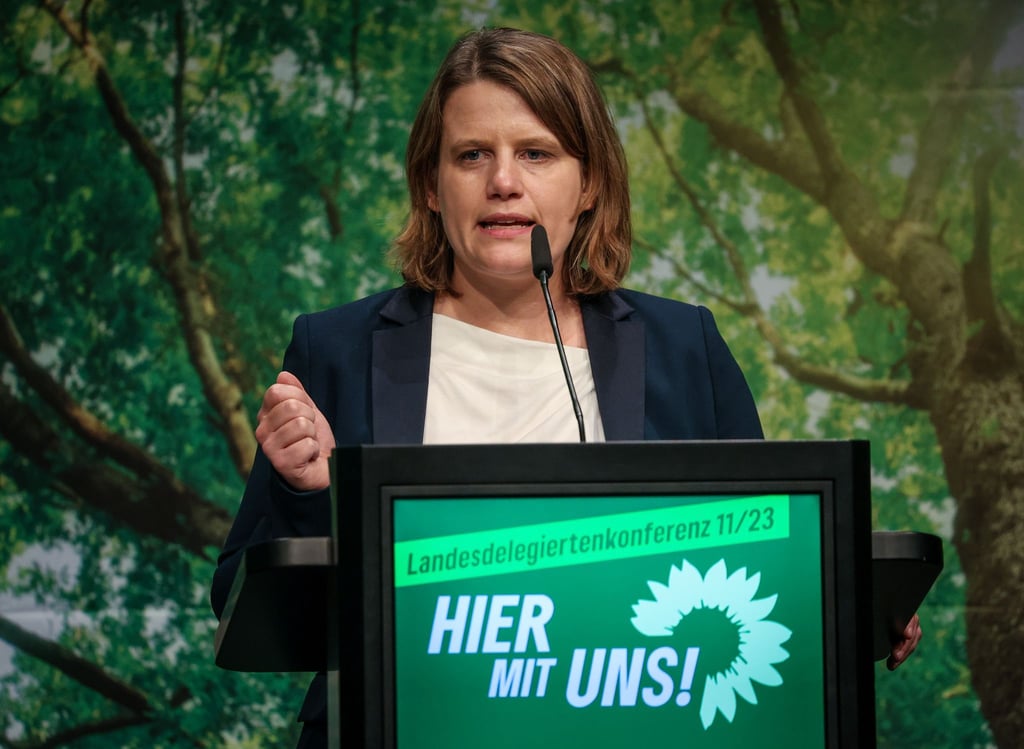 Niedersachsens Kultusministerin Julia Willie Hamburg spricht in der Stadthalle in Osnabrück.