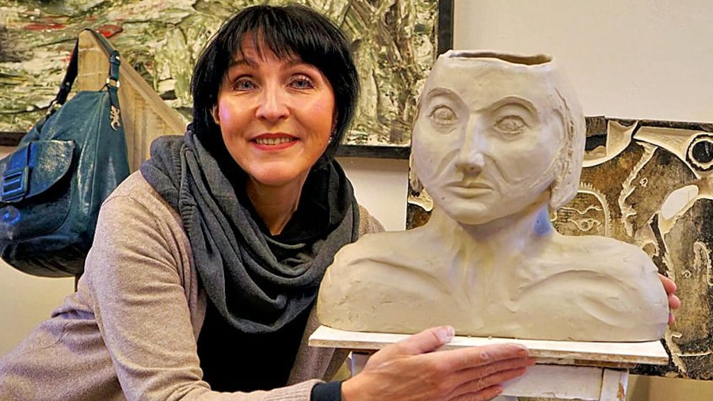 Paul Ghandi hat Victoria Veil geformt. Entgegen der sehr ernst schauenden Plastik, lacht die Grafikerin in Echt sehr gerne.