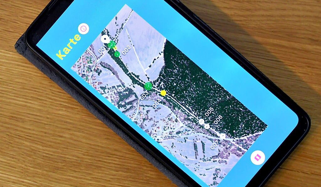 Auf der Grenzwandler App wird die Route mit den verschiedenen Stationen angezeigt. Am jeweiligen Standort werden dann die Film- und Audioaufnahmen automatisch abgespielt.