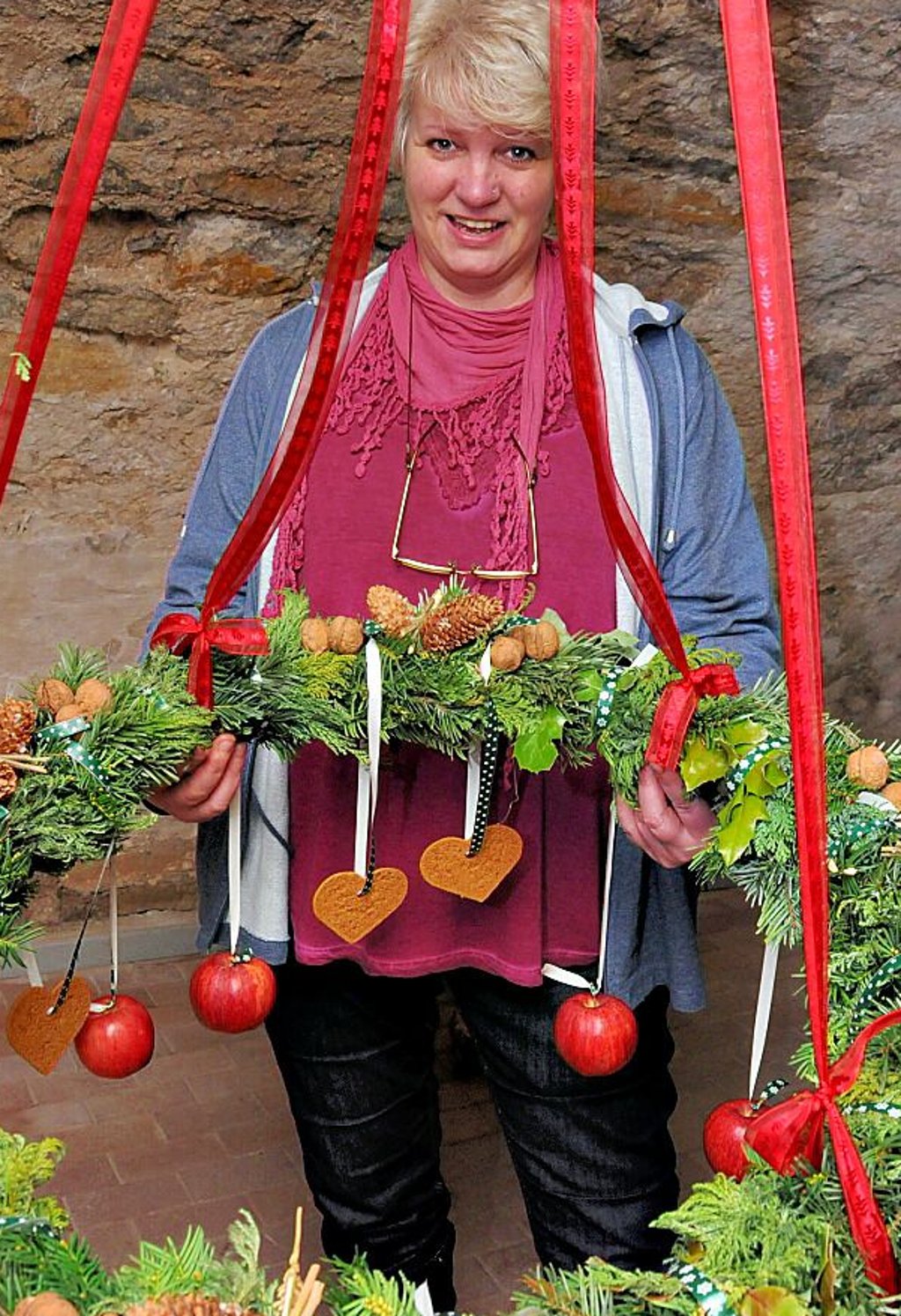 Adventskranz im malerischen Turmgewölbe. Hier sorgen der Burgverein & Co. für Gemütlichkeit.