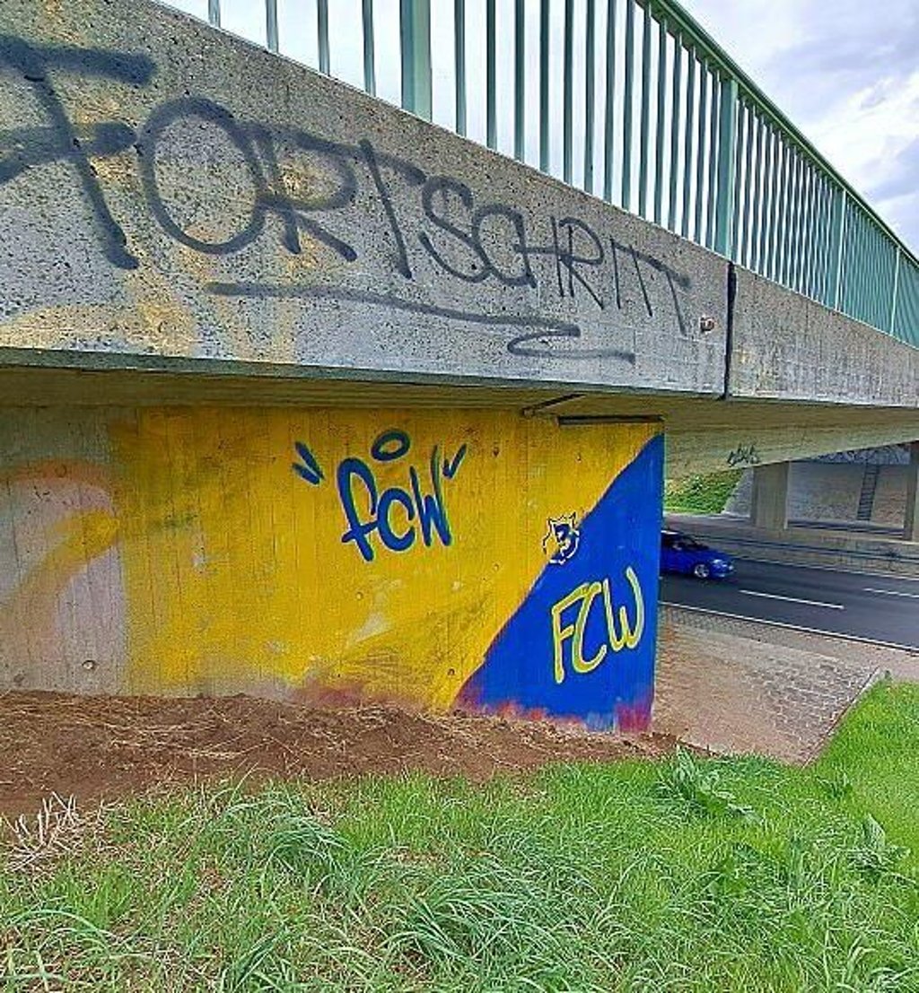 Graffiti und Schriftzüge für Fußballvereine sind in Weißenfels und Umgebung zahlreich zu finden.