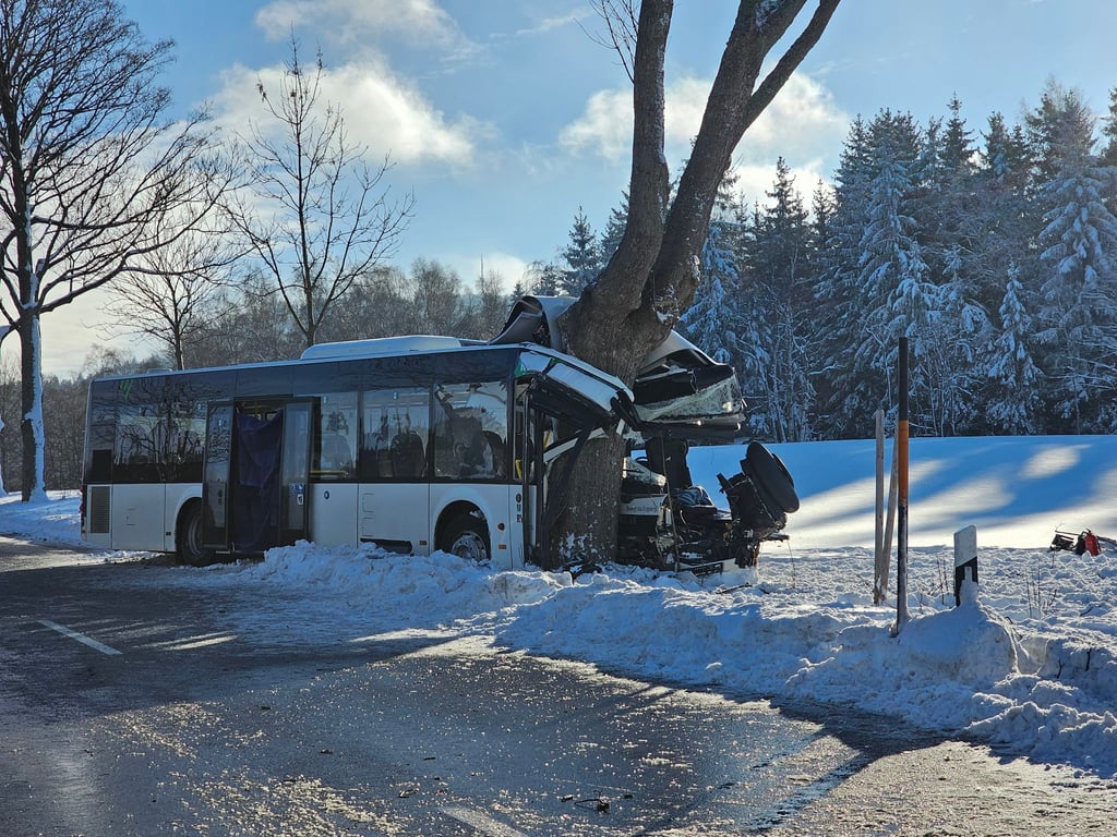Bei dem Unfall eines Schulbusses im Erzgebirge ist ein Schüler ums Leben gekommen.