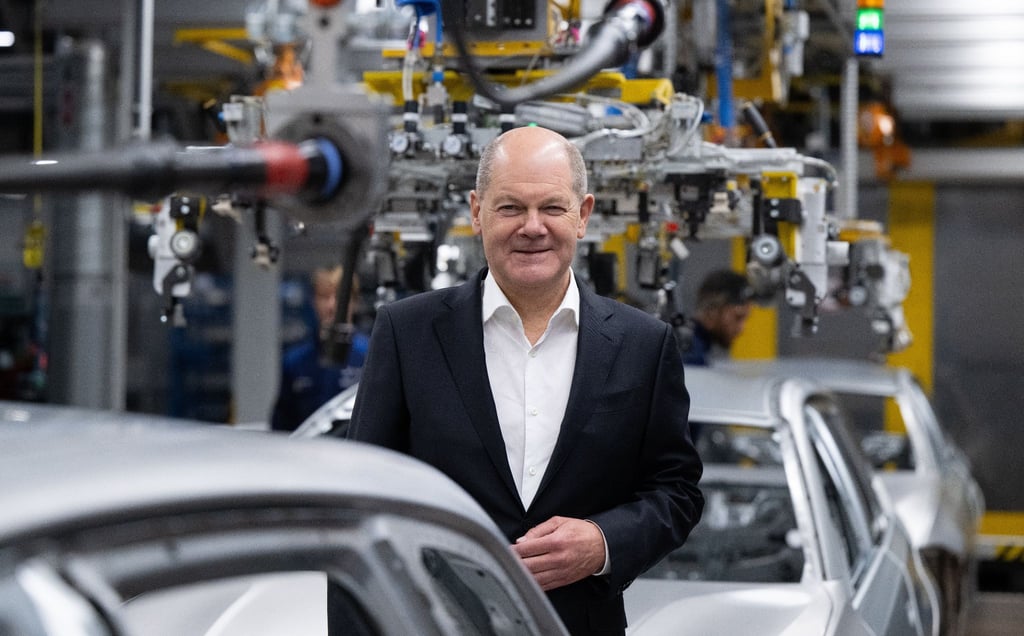 Bundeskanzler Olaf Scholz im BMW-Werk in München.