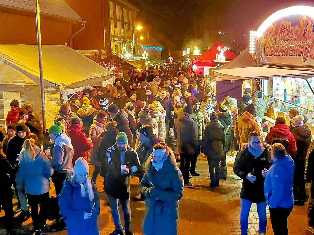Dichtes Gedränge herrscht am Abend beim Altenweddinger Weihnachtsmarkt am Kantorberg.