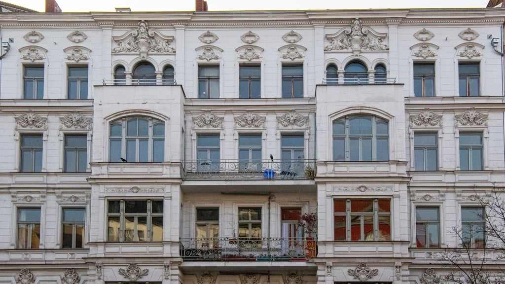 Wechselt eine vermietete Wohnung den Eigentümer, ist das für Mieterinnen und Mieter oft ein Schreck. Dabei sind sie ganz und gar nicht einflusslos.