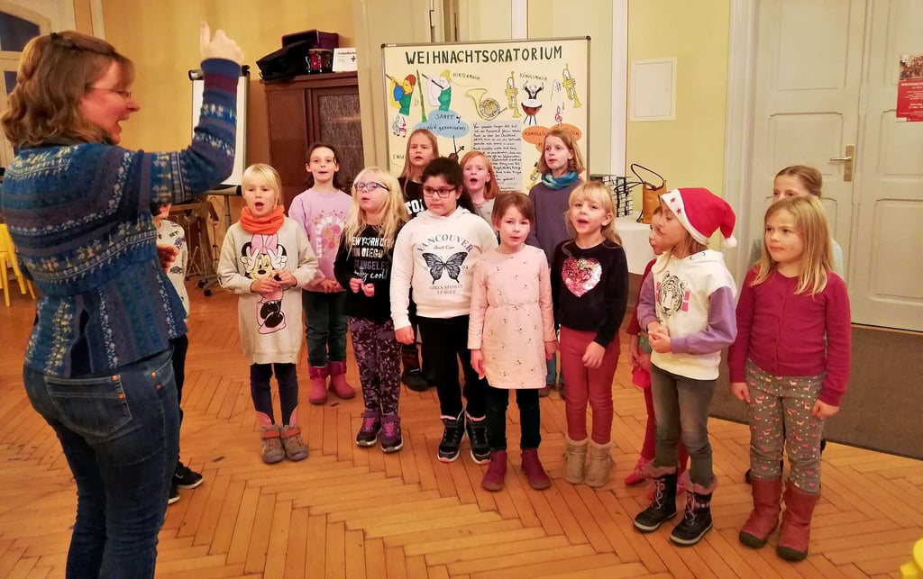 Kantorin Johanna Schulze übt dienstags mit dem Kinderchor. Die Jüngsten sind fünf Jahre alt und singen am Samstag in der Michaeliskirche.