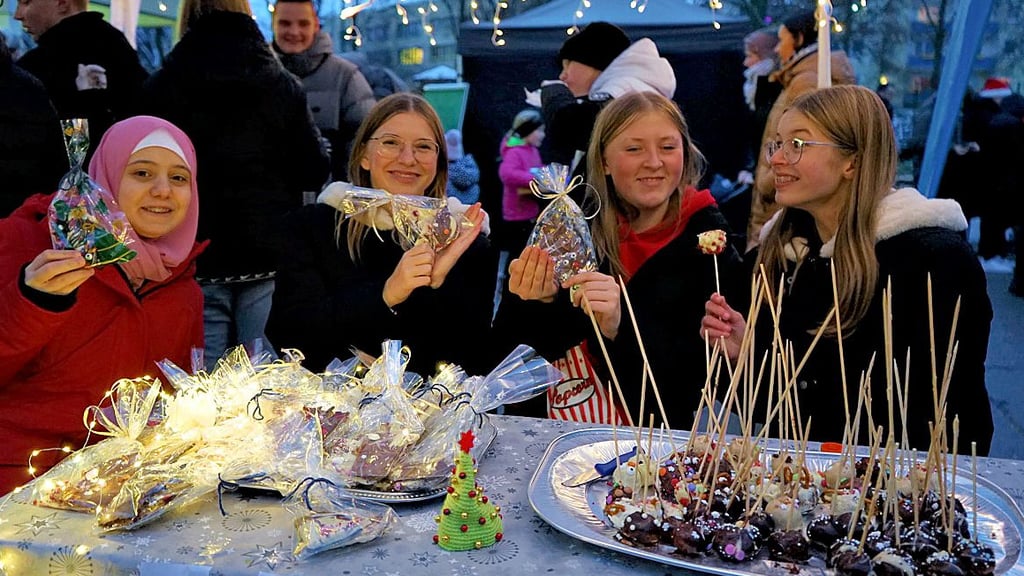 Payan (v.l.), Joyce, Jil und Mia boten beim Adventsmarkt der Gutenberg-Schule selbstgemachte Köstlichkeiten an.