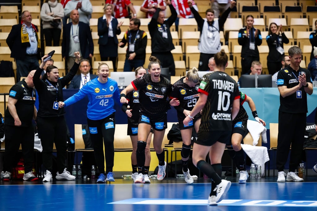 Bundestrainer Markus Gaugisch und seine Spielerinnen jubeln über ihren Sieg gegen Polen.