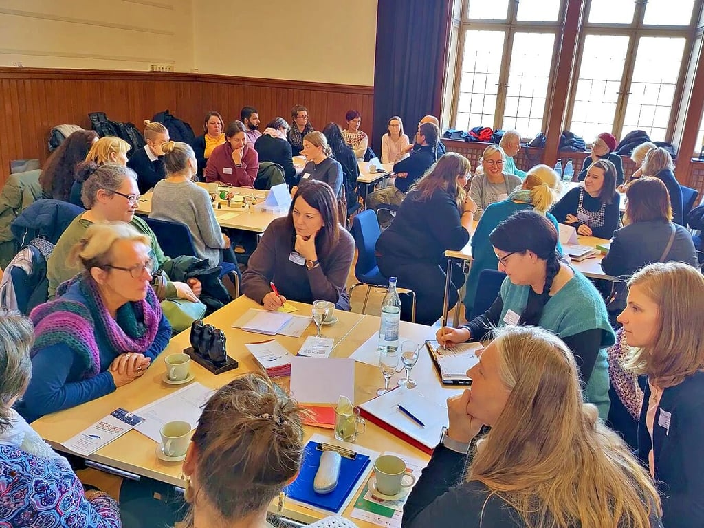 Schulsozialarbeiter, Erzieher, Lehrer und viele mehr nutzten die Fachtagung, um mit Akteuren der Beratungs- und Hilfestellen in den Austausch zu treten.