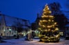 Der beleuchtete Weihnachtsbaum auf dem Sperlingsberg sorgt bereits für weihnachtliche Stimmung.
