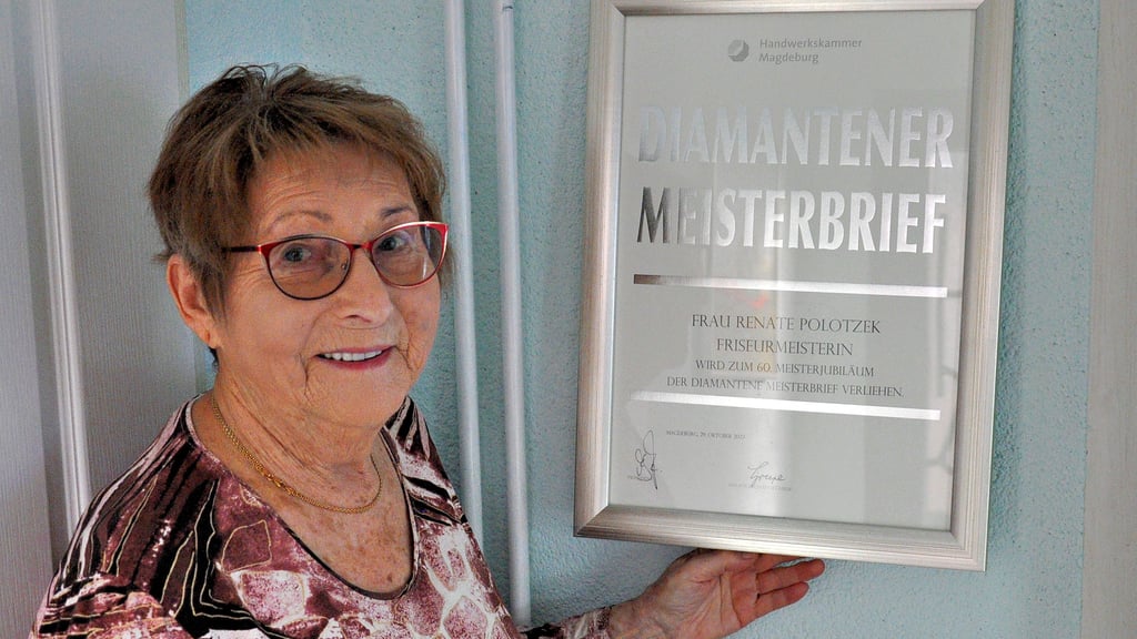Renate Polotzek aus Genthin mit dem diamantenen Meisterbrief.